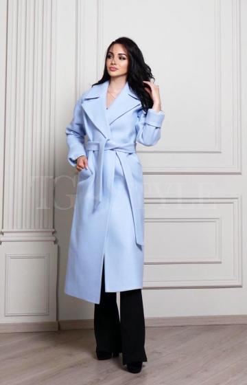 Удлиненное пальто голубого цвета с отложным воротником