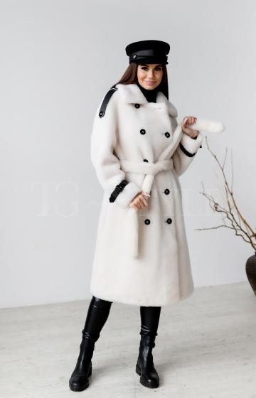 Белая тёплая шуба - пальто из шерсти с погонами