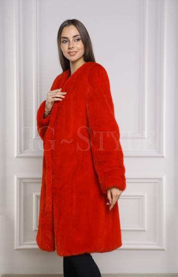 Шуба-пальто до колена из норки красного цвета