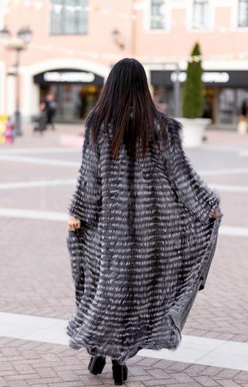 Элегантное длинное пальто из чернобурки